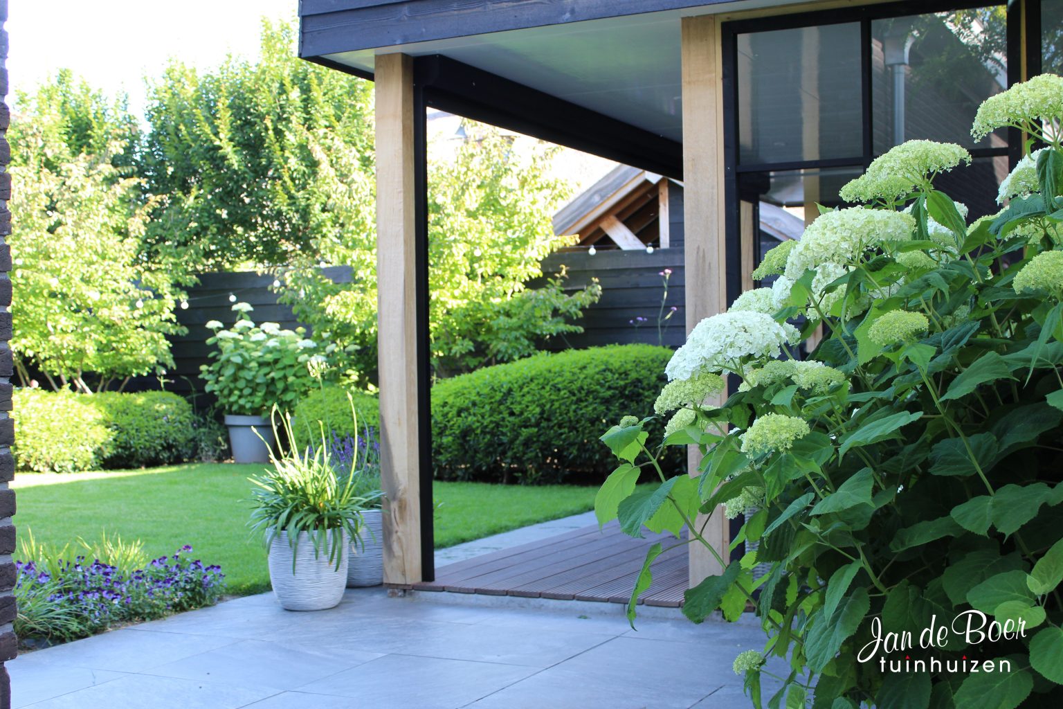 Houten Tuinhuis met veranda Van Jaarsveld Tuinen Jan de Boer